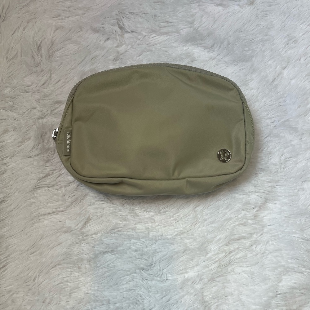 Lululemon Everywhere Belt Bag – Tan / Beige
